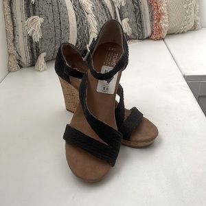 Women wedges Toms W 9.5 never wearing